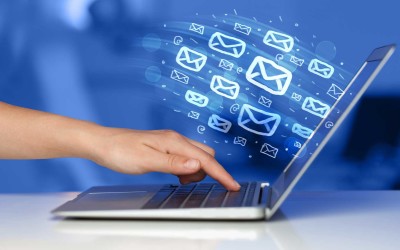 Email-Marketing-Hand-Computer-Emails